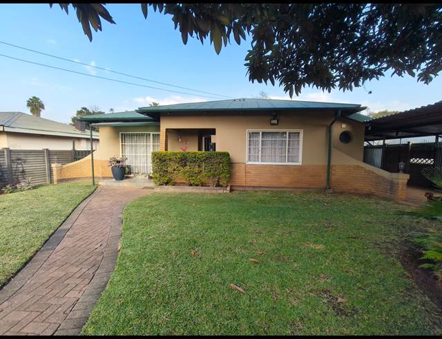 4 BEDROOM FREEHOLD FOR SALE IN OOS EINDE